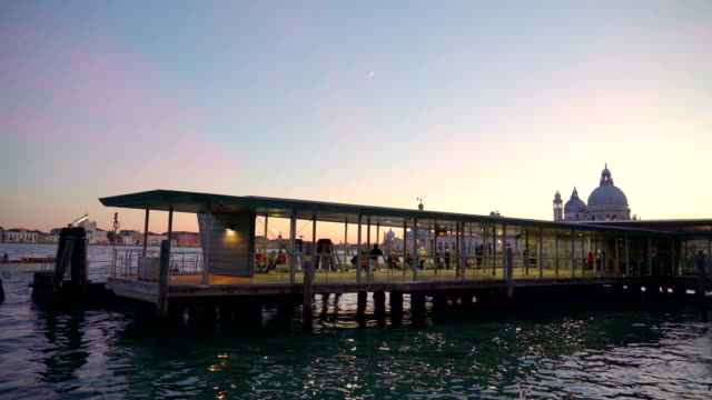 Ein-schwimmendes-Restaurant-im-Hafen-von-Venedig-in-Venedig-Italien