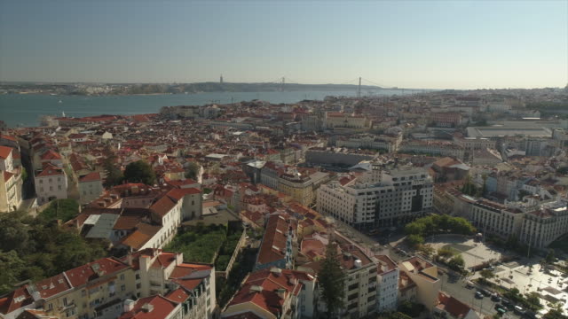 Portugal-Sommer-Tag-Lissabon-Stadt-Bucht-Luftbild-Panorama-4k
