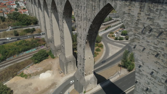 Acueducto-de-Lisboa-Portugal-día-soleado-del-aguas-libres-tráfico-carretera-aérea-panorama-4k