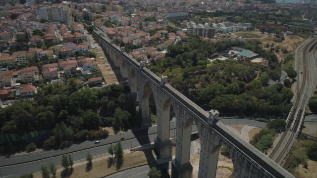 Acueducto-de-Lisboa-Portugal-verano-día-de-las-aguas-libres-del-tráfico-panorama-aéreo-carretera-4k