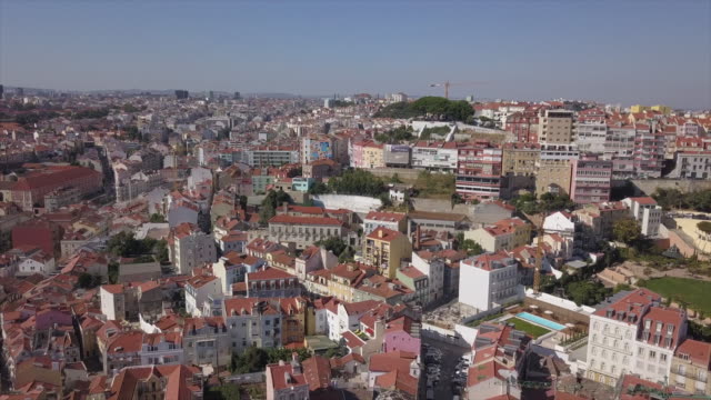Portugal-Tag-Zeit-Lissabon-Stadtbild-Alfama-Viertel-Dächer-aerial-Panorama-4k