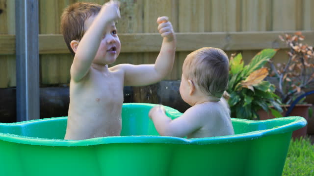 Jungen-spielen-im-Pool