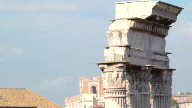 Vistazo-de-la-parte-superior-del-templo-de-Cástor-y-Pollux-en-Roma-en-Italia