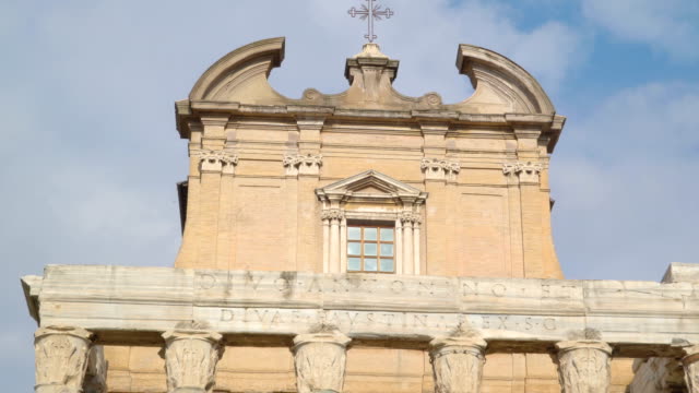 La-parte-superior-del-templo-de-Antonino-y-Faustina-en-Roma-en-Italia