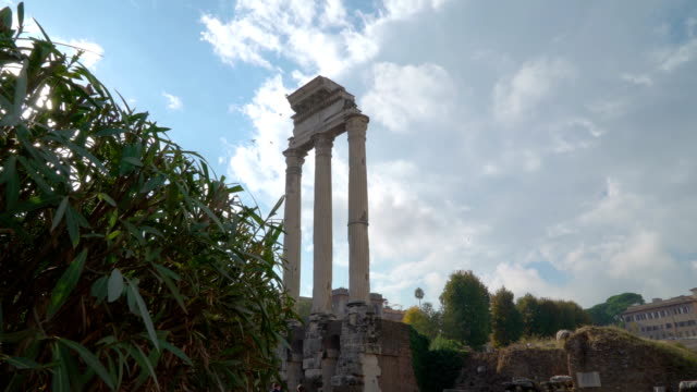 Vista-del-alto-templo-de-Cástor-y-Pólux-en-Roma-en-Italia