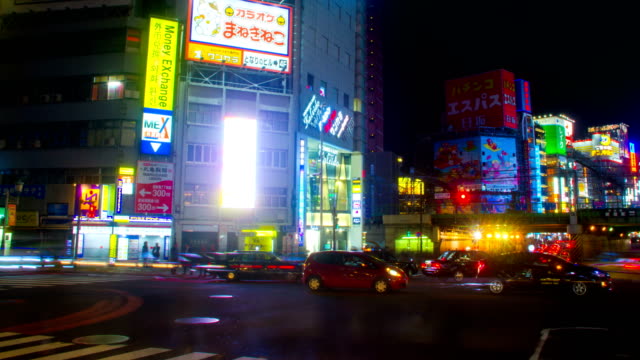 Lapso-hyper-de-noche-4K-cerca-de-obturador-lento-de-la-estación-Shinjuku-ancho-tiro