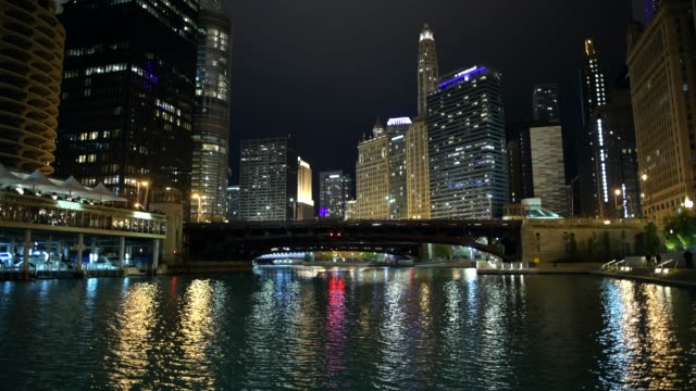Chicago,-Illinois,-Vereinigte-Staaten-von-Amerika.-29.-November-2017.-Späten-Abendstunden-im-Zentrum-Stadt.-Stadt-Riverwalk.