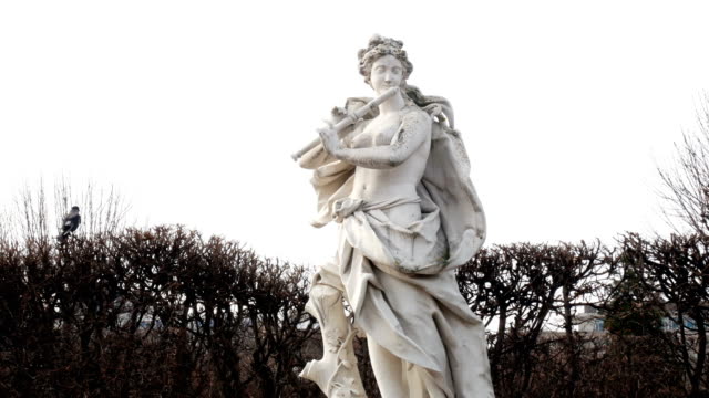 Marmorstatue-am-Belvedere-und-Krähe-fliegen-um-die-Statue-Wien,-Österreich