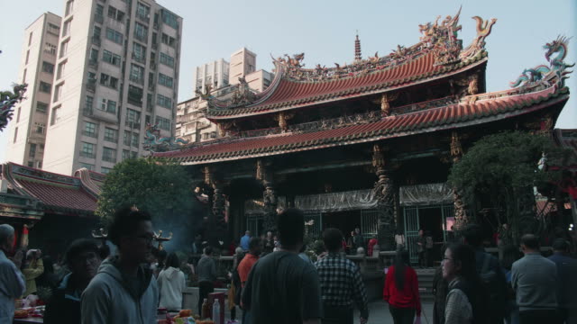 Time-lapse-shot-of-people-make-merit-in-Chinese-Lunar-New-Year's-Eve-at-Longshan-Temple