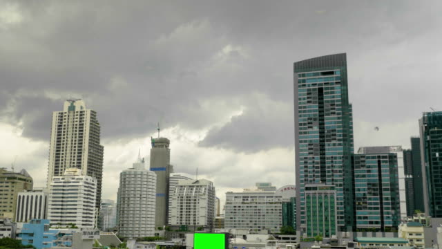 Lapso-de-tiempo-tormentoso-ciudad-con-billboard-de-pantalla-verde