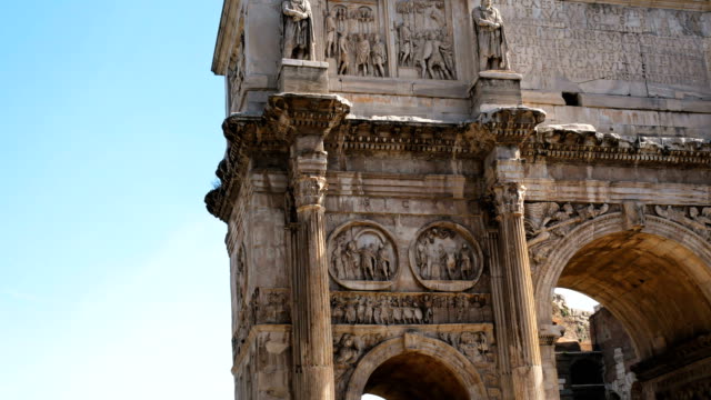 Hyperlapse-of-day-of-the-Arch-of-Constantine-near-the-Colosseum,-Rome-Italy