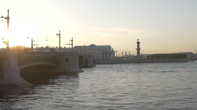 Puente-de-Palacio-y-la-isla-de-Vasilevsky-de-flecha-en-la-puesta-de-sol.-Destello-de-lente.-San-Petersburgo