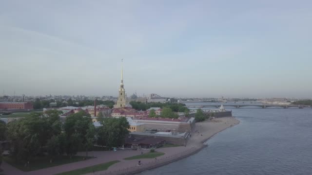 Vista-de-la-fortaleza-de-Peter-Pavel-a-través-del-río-Neva-en-San-Petreburg,-Rusia.-tiro-de-dron