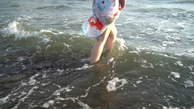 Beautiful-woman-legs,-walking-on-the-beach