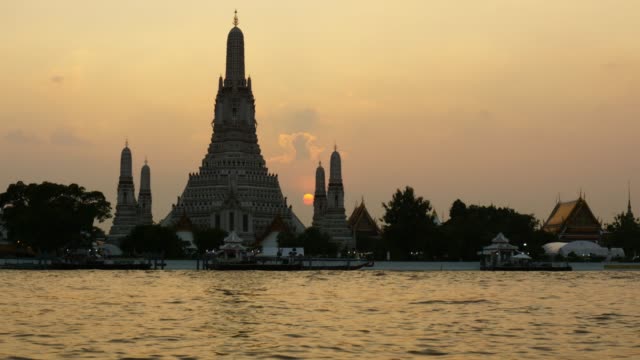 Wat-Arun-Tempel-bei-Sonnenuntergang-in-Bangkok-Thailand.-Wat-Arun-zählt-zu-den-bekanntesten-Wahrzeichen-Thailands