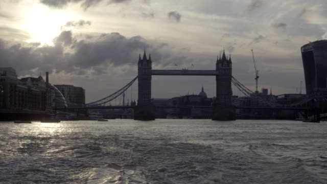 silhouette-of-Tower-Bridge-before-sunset-on-the-River-Thames