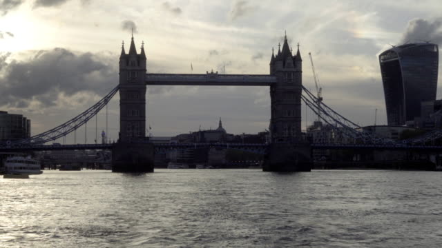 Tower-Bridge-Silhouette-am-Thames-River-vom-Boot-gesehen-in-London