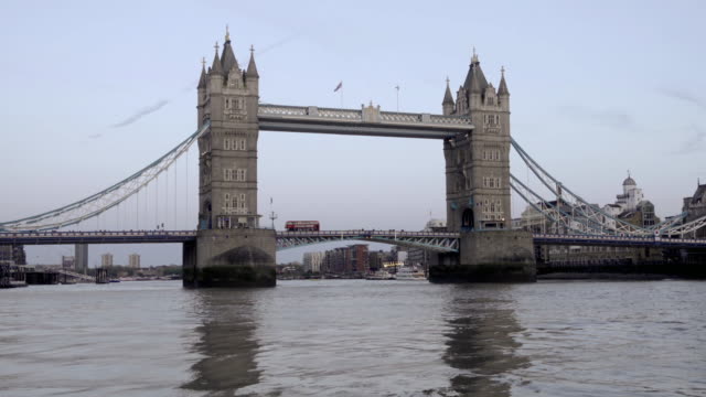 Reflexionen-auf-der-Themse-mit-Tower-Bridge-unter-blauem-Himmel-auf-klare-Tag