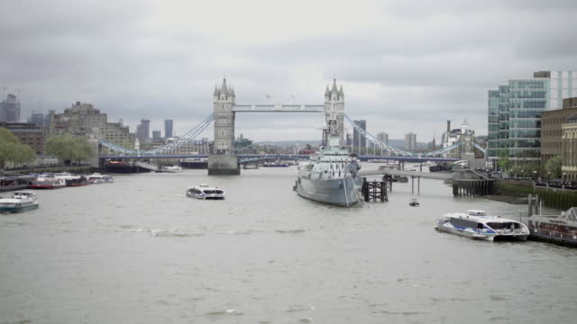 weit-der-Boote-und-der-Tower-Bridge-an-der-Themse-an-bewölkten-Tag-in-London-gedreht