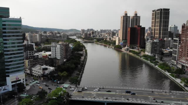 Reverse-Aerial-of-river-deviding-the-city-revealing-straffic