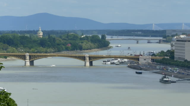 Puentes-sobre-el-Danubio-en-Budapest