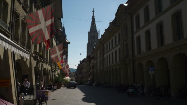 Suiza-día-soleado-Berna-ciudad-famoso-principal-calle-panorama-4k