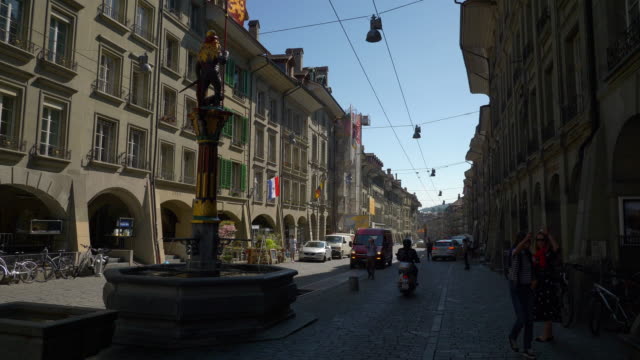 Der-Schweiz-Sonnentag-Bern-Stadt-Verkehr-Haupt-Straße-Panorama-4k