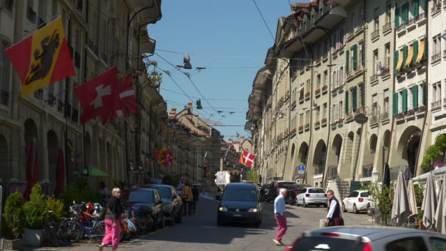 Der-Schweiz-Sonnentag-Bern-berühmten-überfüllten-Haupt-Straße-Stadtpanorama-4k