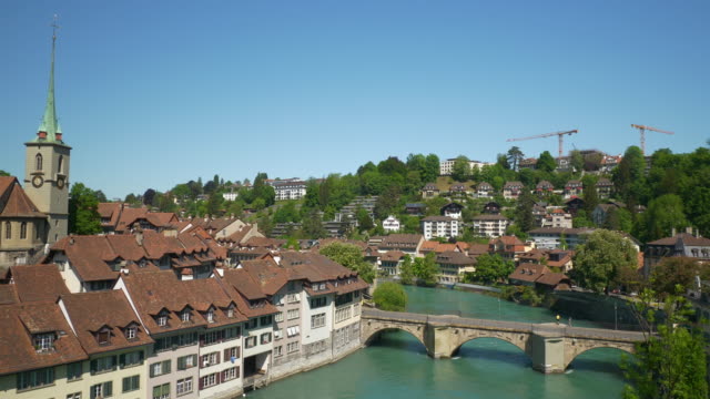 Schweiz-Bern-Stadtbild-sonnigen-Tag-am-Fluss-berühmten-Panorama-4k