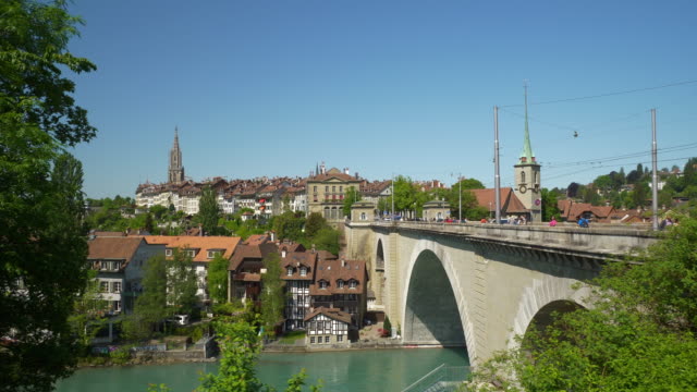 Día-soleado-del-paisaje-urbano-de-Berna-Suiza-rive-panorama-de-puente-lateral-4k
