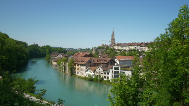 Panorama-de-lado-del-río-de-día-soleado-de-Suiza-Berna-paisaje-urbano-4k