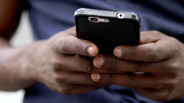 Jugend,-Technologie,-communication.black-afrikanischen-Mann-Hände-Tippen-auf-smartphone