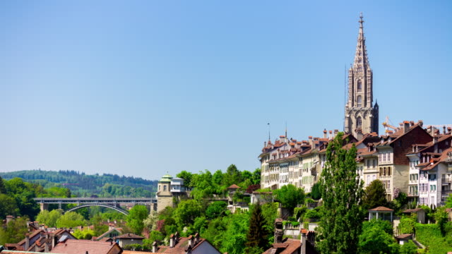 der-Schweiz-Tag-leichte-Bern-Stadt-zentrale-Kathedrale-am-Flussufer-Panorama-4k-Zeitraffer