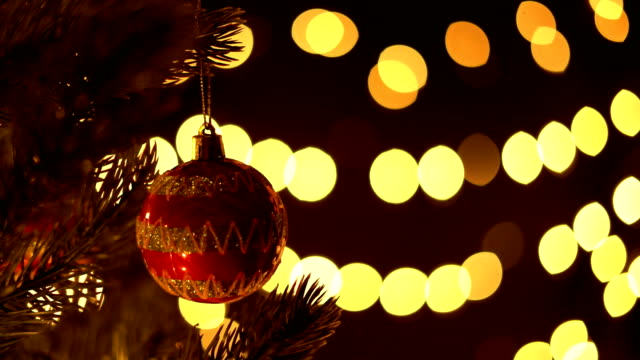 Weihnachtskugel-auf-Baum-mit-Bokeh-Lichter-Hintergrund