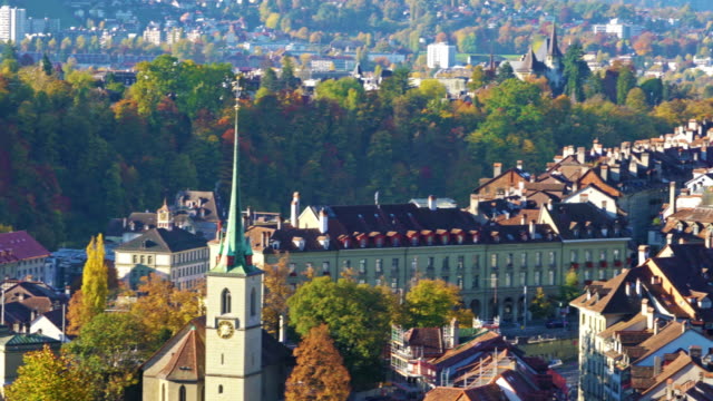 Vista-aérea-de-la-ciudad-con-la-catedral-gótica-de-la-Catedral-de-Berna,-Suiza