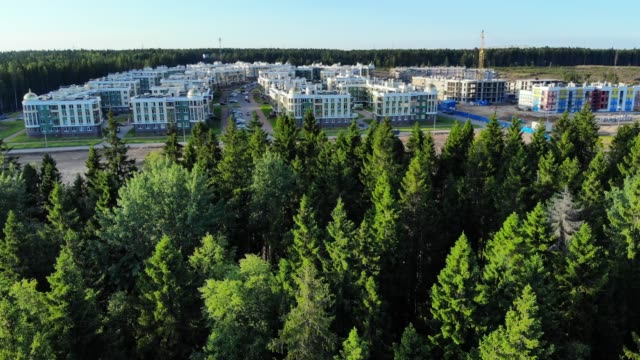 Aerial-Panorama-Wald-und-kleine-Stadt,-Appartementhäuser