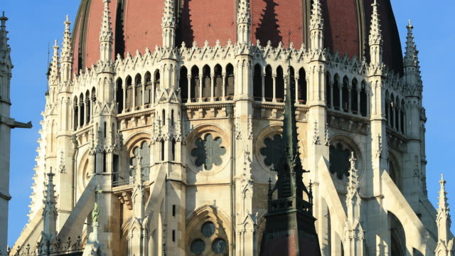 Primer-plano-de-la-arquitectura-antigua-de-Parlamento-de-Budapest