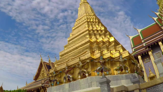 Lapso-de-tiempo-la-Pagoda-dorada-en-el-Wat-Phra-Kaew-(Buda-del-templo-de-Esmeralda)-Bangkok,-Tailandia