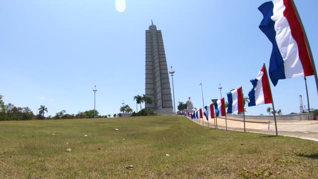 Der-Platz-der-Revolution-dominiert-das-José-Martí-Denkmal-mit-Blick-auf-den-Platz