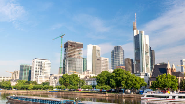 Skyline-von-Frankfurt-am-Main-River-Timelapse,-Zeitraffer-Frankfurt-am-Main-4K