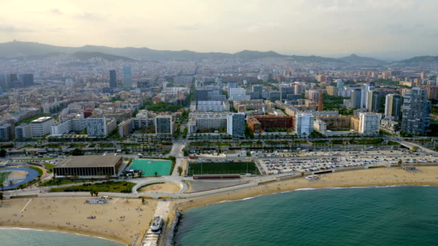 Vista-aérea-de-skyline-de-ciudad-de-Barcelona-con-edificios-modernos-en-la-playa,-España