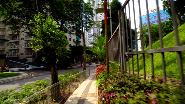 Fuß-über-grüne-Steet-in-Kuala-Lumpur-FullHD