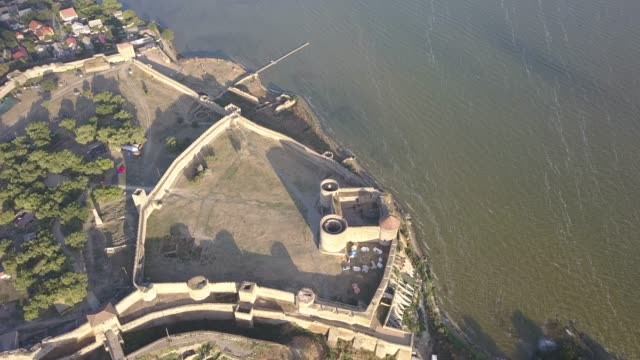 Fliegen-auf-Drone-über-alte-Festung-Akkerman,-am-Ufer-des-Dnister-Mündung-in-Bilhorod-Dnistrovskyi-Stadt