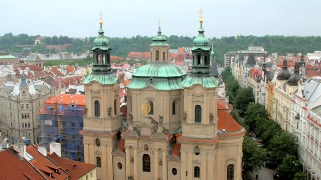 Draufsicht-der-Kirche-des-Heiligen-Nikolaus-in-Prag-aus-alten-Uhrturm