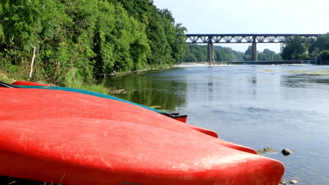 Río-magnífico-en-París,-Ontario,-Canadá-con-canoas-en-primer-plano