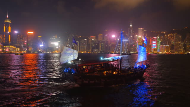 Nahaufnahme-einer-Dschunke-Segeln-auf-Victoria-Harbour-in-Hongkong-bei-Nacht