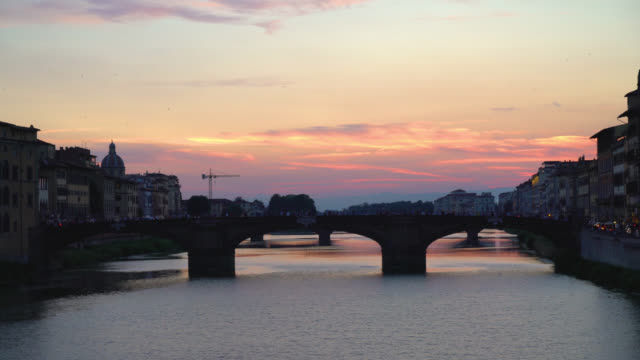 Florence,-Tuscany,-Italy.-View-of-the-St-Trinity-Bridge-at-sunset
