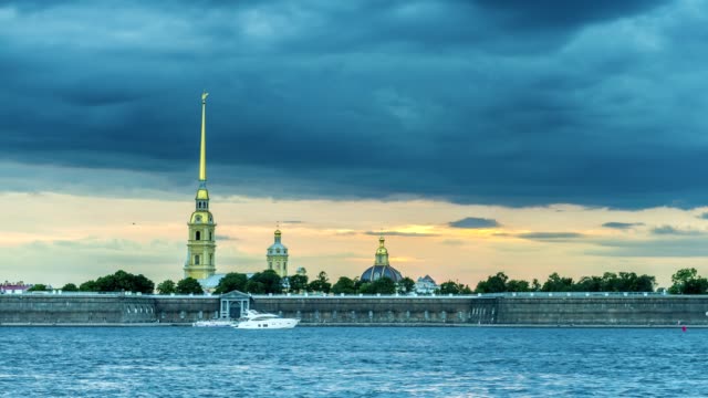 •-Fotografía-Time-lapse-fortaleza-Pedro-y-Pablo-de-San-Petersburgo,-monumentos-de-la-ciudad