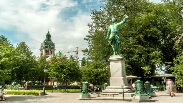 Lapso-de-tiempo-de-estatua-de-Parque-de-la-ciudad-de-Estocolmo-Suecia
