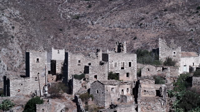 Old-tower-houses-in-village-Vathia-on-Mani,-Greece